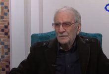 عاشقی را یکی فسرده بدید / که همی مُرد و خوش همی خندید